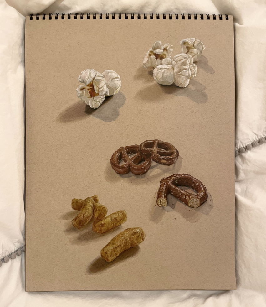 ציור ריאליסטי של פופקורן, בייגלה ובמבה עם עפרונות צבעוניים